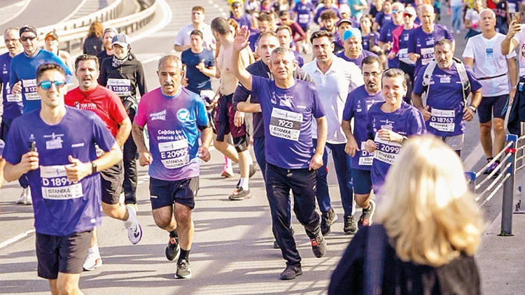 Özgür Özel İstanbul Maratonu’nda Koşarak İmamoğlu’nun Durumunu Ve Deprem Konut Vaatlerini Eleştirdi