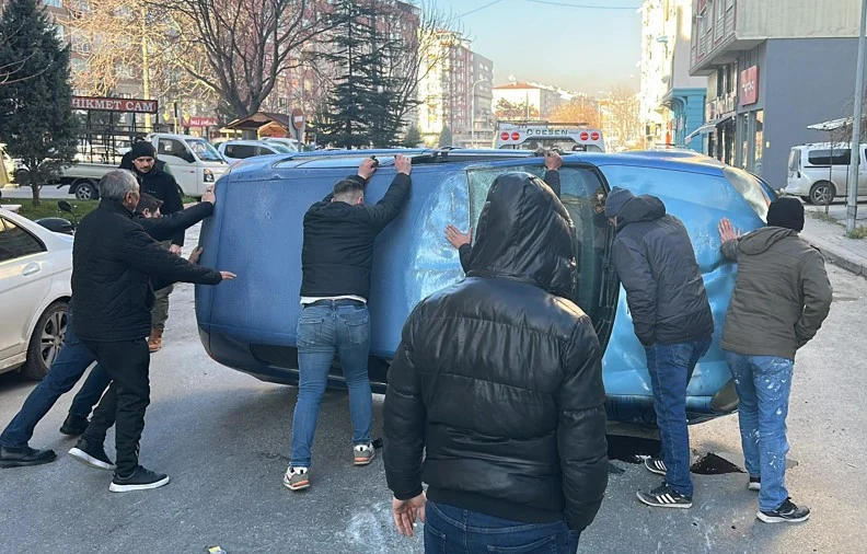 Meydan Mahallesi’nde Trafik Kazası İki Kişiyi Yaraladı