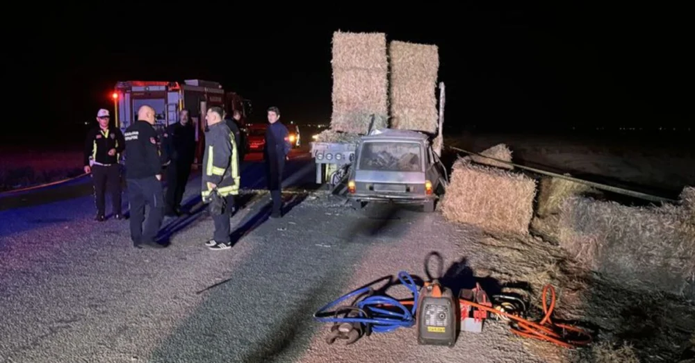 Kızık Köyü Yolu’nda Park Halindeki Tıra Çarpan Otomobilde İki Kişi Yaşamını Yitirdi