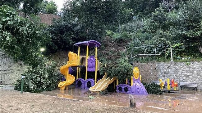 İstanbul’da Parkta Oynayan Dört Çocuk Elektrik Akımına Kapıldı Hayati Tehlikeleri Sürüyor