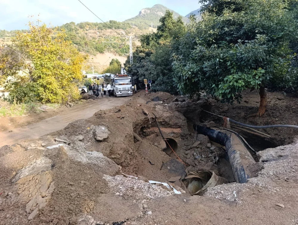 Kestel Mahallesi’nde Patlayan Su Borusu Yolda Göçüğe Ve Araç Sürüklenmesine Yol Açtı