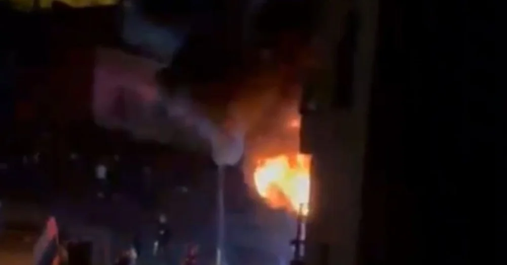 Pendik’teki On Katlı Binada Yangın Çıktı Üst Katta Mahsur Kalanlar Kurtarıldı