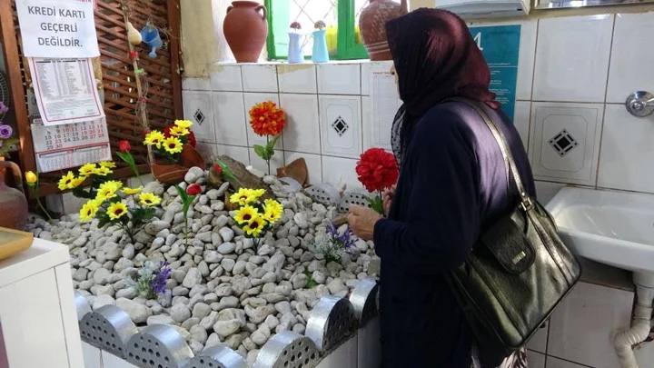 Isparta’da Pide Salonundaki Gizemli Mezarın “Ayırt Dede” Olduğu Ortaya Çıktı