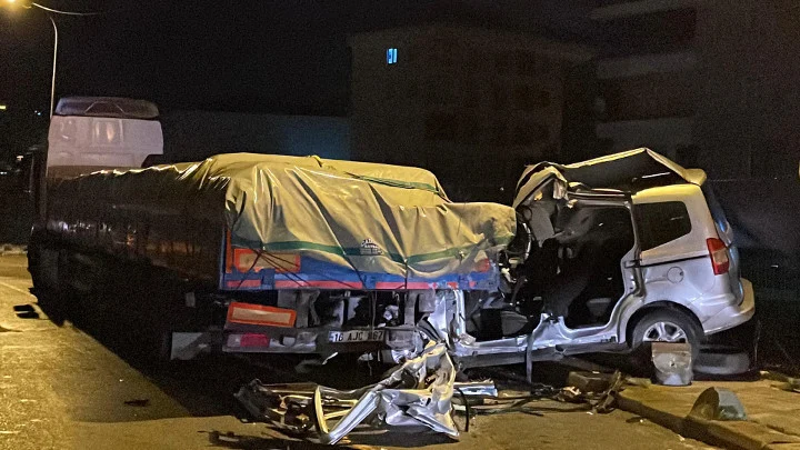 Kartalda Polis Takibinden Kaçan Araç Tıra Çarptı Bir Ölü İki Yaralı Şüpheli Ateş Açtı