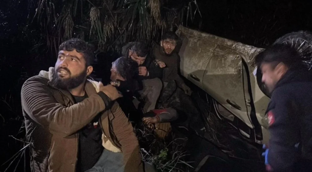 Polis Takibinden Kaçan Araç Kaza Yaptı 9 Kaçak Göçmen İle Zanlı Yakalandı
