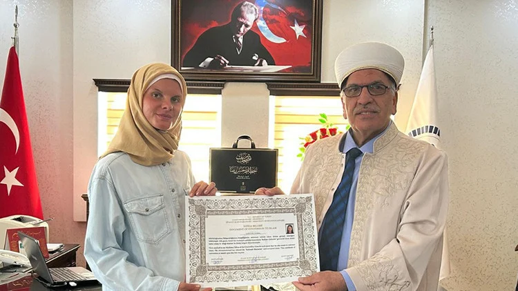 Polonyalı Gazeteci Aleksandra Gradıka Müslüman Oldu Yeni Adı Ayşe