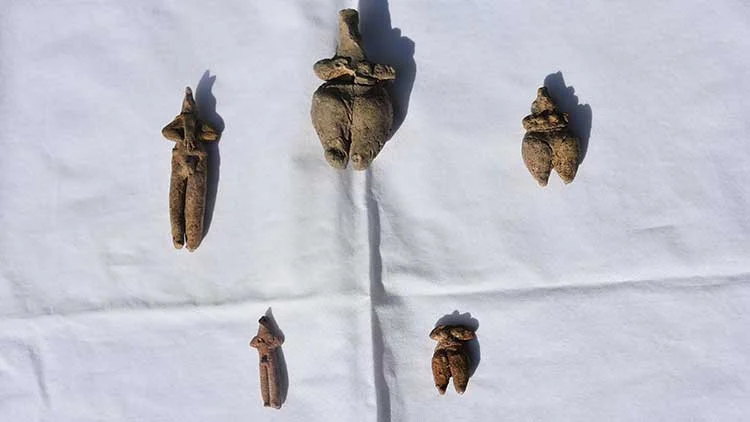 Ulucak Höyüğü’nde 8.000 Yıllık 5 Heykelcik Keşfedildi