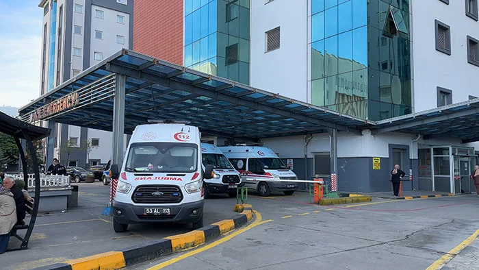 Rize’deki Kız Öğrenci Yurdunda Zehirlenme Şüphesiyle 40 Öğrenci Hastaneye Kaldırıldı