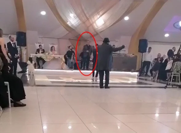 Sanatçı Yüksel Kader Sahnede Kalp Krizi Geçirerek Hayatını Kaybetti