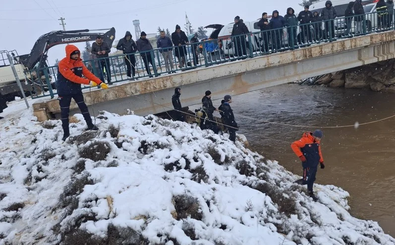 Şanlıurfa’da otomobil sulama kanalına düştü: 3’ü çocuk 4 yolcu aranıyor