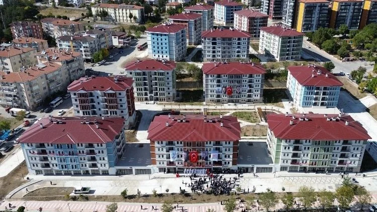 Yozgat Toki Menekşe Evleri Projesi Kapsamında 184 Konut Ve 9 İş Yeri Hak Sahiplerine Teslim Edildi