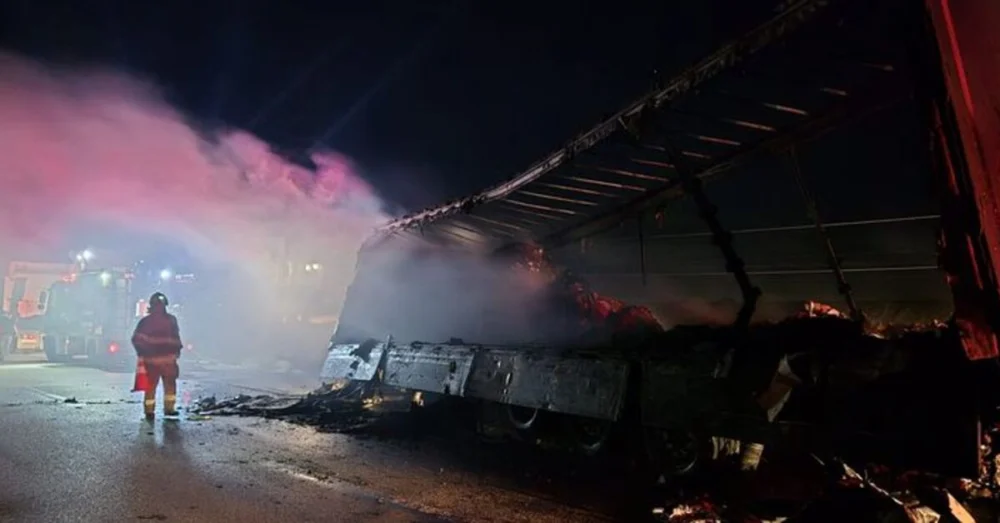 Balıkesir Bandırma Karayolunda Seyir Halindeki Tır Alev Alarak Kullanılamaz Hale Geldi