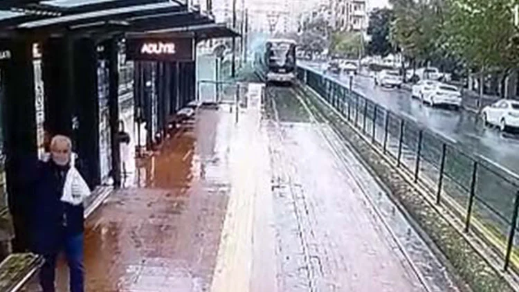 Gaziantep’te Hareket Halindeki Tramvaya Yıldırım Düştü Seferler Geçici Olarak Durduruldu