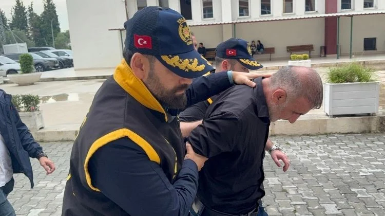 Eşini Vuran Koca Silah Tutukluk Yapınca Yeniden Kurdu Ve Yerde Bir Kez Daha Ateş Etti