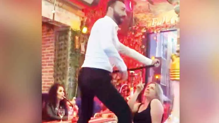 Fatih’te Müstehcenlik Suçlamasıyla Şahıs Gözaltına Alındı İşletmenin Ruhsatı İptal Edildi