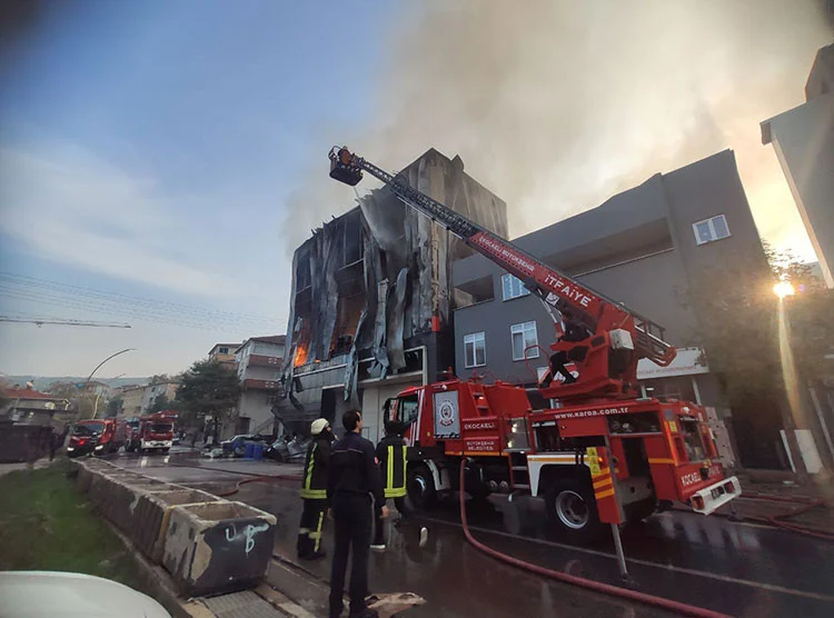 Kocaeli Parfüm Fabrikası Yangınında Ölen İşçilere Hakaret Edenlere Suç Duyurusu