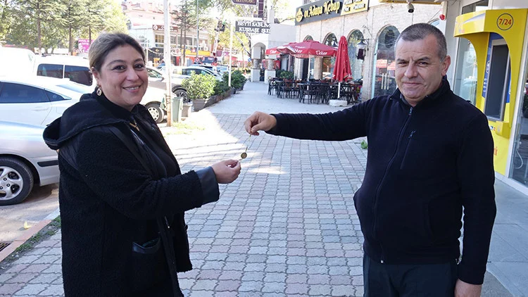 Eğirdir’de Örnek Davranış Sergileyen Güvenlik Görevlisi Kayıp Altın Künyeyi Sahibine İade Etti