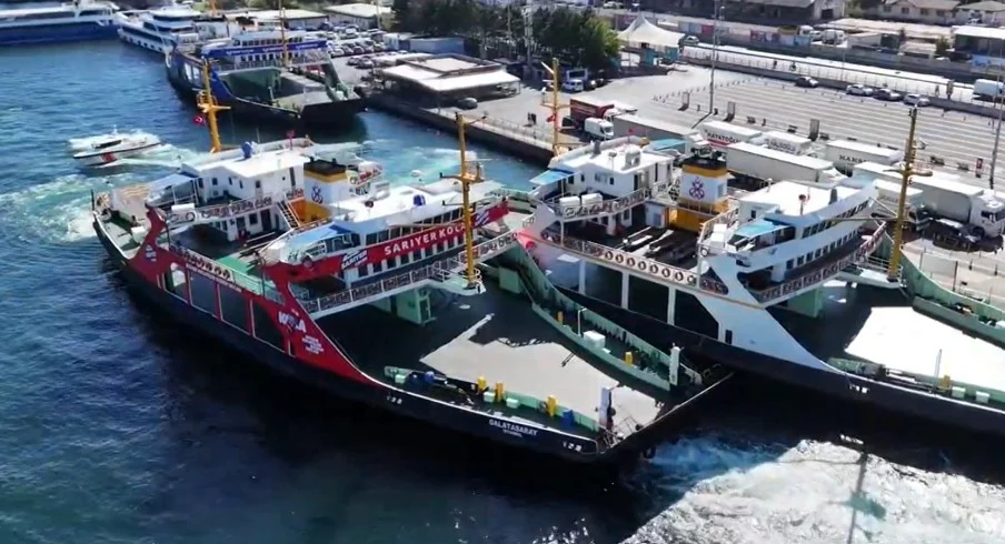 İstanbul Sirkeci’de Arabalı Vapur İskeleye Ve Demirli Gemiye Çarptı