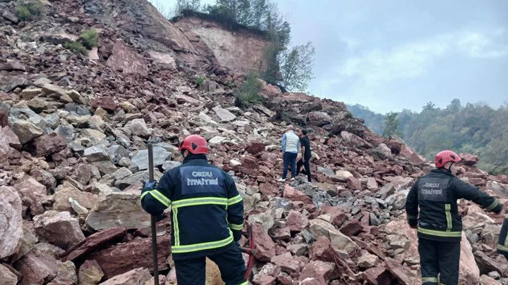 Ordu Çamaş Yolu Üzerindeki Taş Ocağında Göçük İki İşçi Enkaz Altında Kurtarma Operasyonu Devam Ediyor