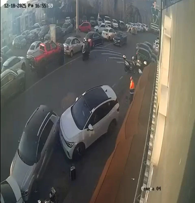 Yanlış Pedala Basma Sonucu Meydana Gelen Kaza Anı Kameralara Yansıdı