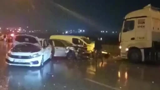 Tag Otoyolu’nda 12 Aracın Karıştığı Zincirleme Kazada 2’Si Ağır 13 Kişi Yaralandı
