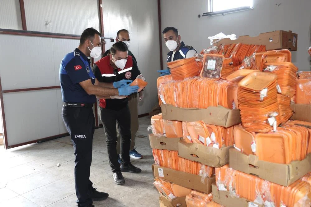 Antalya’da 25 Ton Tarihi Geçmiş Tavuk Ürünü Ele Geçirildi İki İşletme Mühürlendi