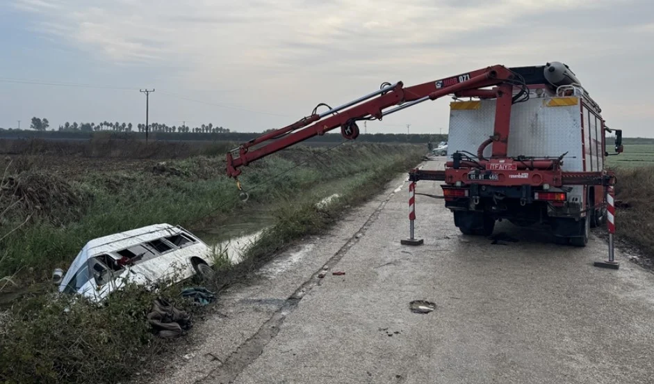 Adana’da Tarım İşçilerini Taşıyan Minibüs Sulama Kanalına Düştü 18 Kişi Yaralandı
