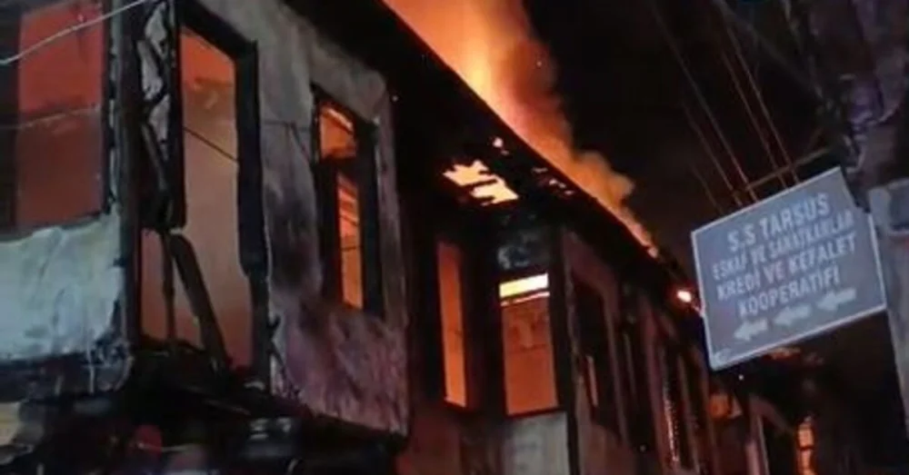 Tarsus’taki Sit Alanında Çıkan Yangın İki Ahşap Evi Kül Etti
