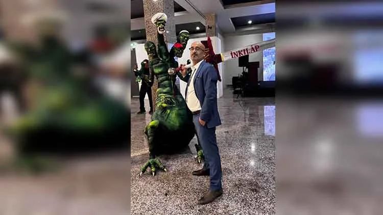 Sanat Fuarında Tartışma Yaratan Heykel İçin İki Şüpheli Tutuklandı