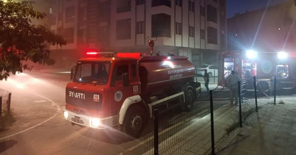 Tekirdağ’da Apartman Otoparkında Çıkan Yangında İki Araç Kullanılamaz Hale Geldi