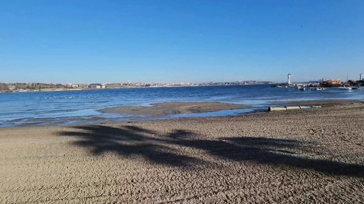 Tekirdağ Marmaraereğlisi’nde Deniz Yirmi Metre Çekilerek Kum Adacıkları Oluştu