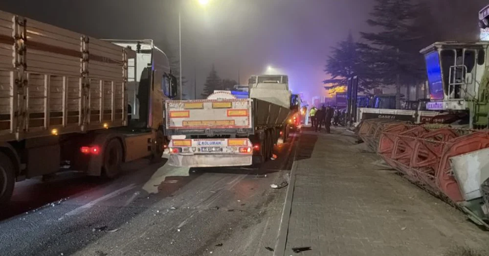 Eskişehir Ankara Karayolunda Tır Ve İşçi Servisi Çarpıştı 9 Hafif Yaralı Hastaneye Kaldırıldı