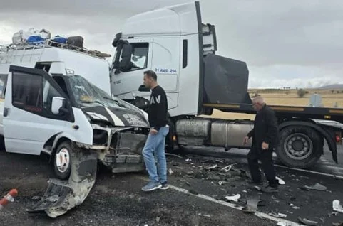 Nevşehir’de Tarım İşçilerini Taşıyan Minibüs İle Tır Çarpıştı Dokuz Kişi Yaralandı
