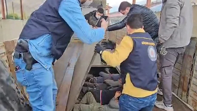 Tır Dorsesinde Gizli Bölmede Yakalanan 20 Düzensiz Göçmenle İlgili Bir Kişi Tutuklandı
