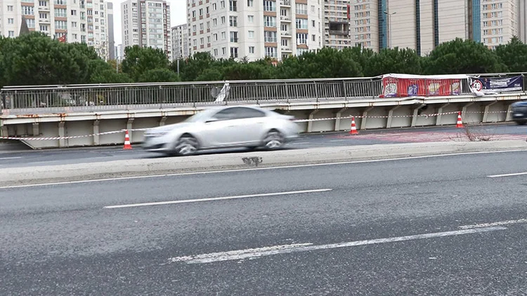 İş Makinesi Taşıyan Tırın Çarptığı Üst Geçit Sökülerek Kaldırıldı