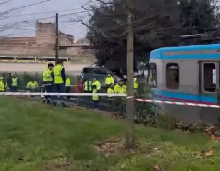 T4 Topkapı Tramvayı Raydan Çıktı Yolcular Güvenle Tahliye Edildi