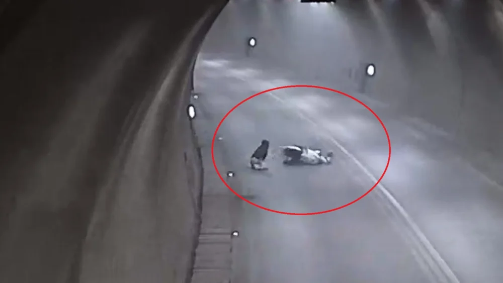 Ferhat Tüneli’nde Motosiklet Kazası Güvenlik Kameralarına Anbean Yansıdı Sürücü Kalkıp Gitti