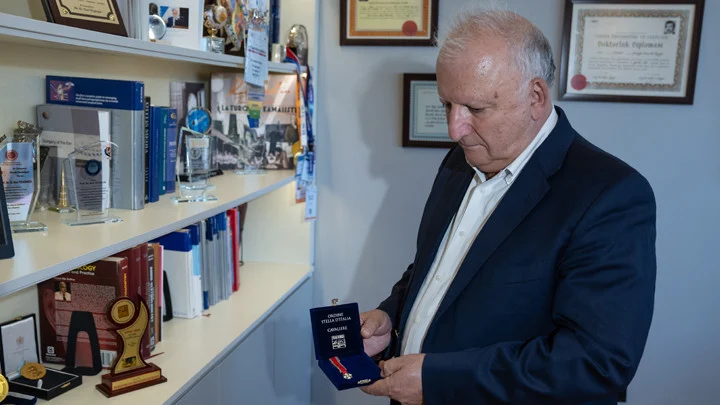 Prof. Dr. Nuri Özgirgin İtalya’dan Şövalyelik Nişanı Aldı