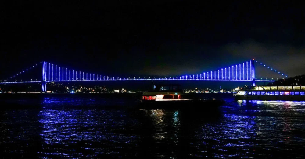 Türk Devletleri İşbirliği Gününde Köprüler Ve Simge Yapılar Turkuaza Büründü
