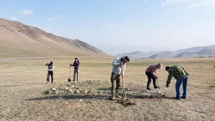 Kırgızistan’da Erken Türk Dönemine Ait Üç Boynuzlu Kadın Figürlü Taş Kalıntısı Keşfedildi