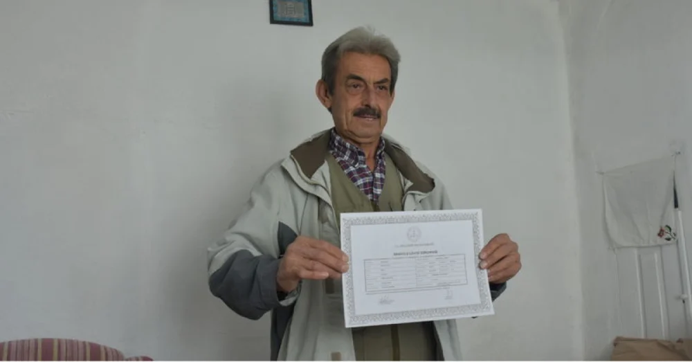 70 Yaşındaki Sezai Aytekin Üç Dil Bilgisini Kokartlı Rehberlik Hedefiyle Taçlandırıyor