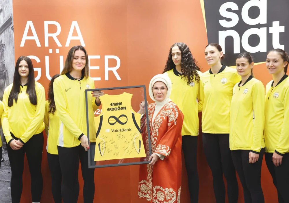 Emine Erdoğan Vakıfbank Sanat Galerisi Açılışında Milli Voleybolcularla Bir Araya Geldi İmzalı Forma Hediye Edildi