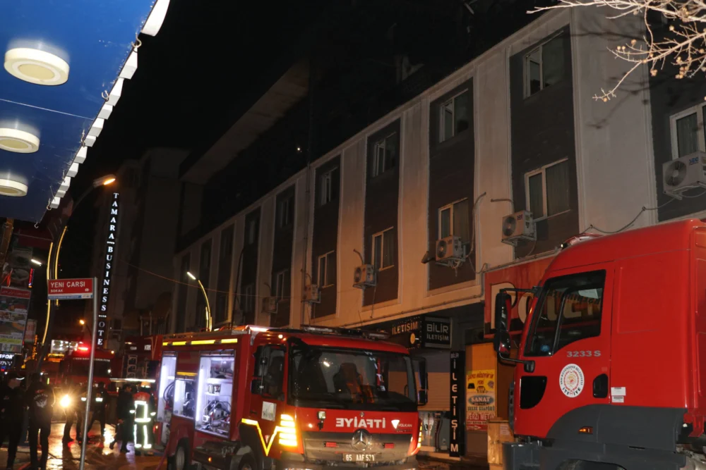 Van İpekyolu’nda Otel Restoranında Çıkan Yangın Büyük Paniğe Yol Açtı