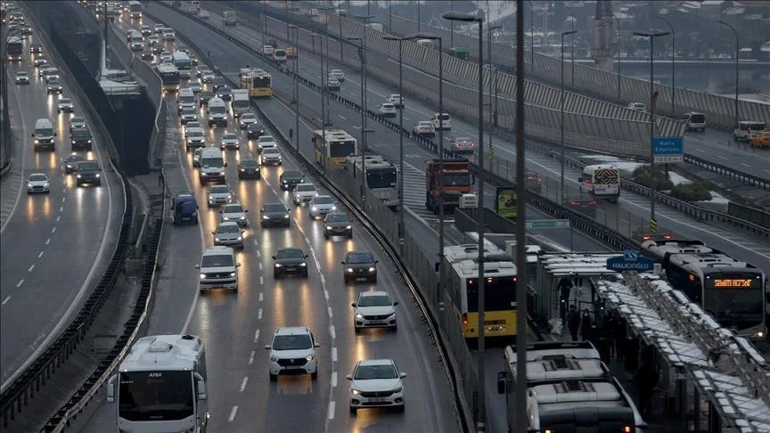 İstanbul’da Şiddetli Yağış Kent Genelinde Ulaşımı Felç Etti