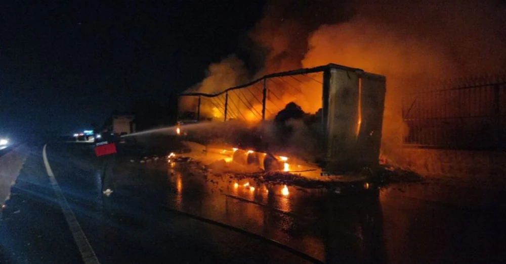Yalova’da Konserve Yüklü Tır Alevlere Teslim Oldu Büyük Hasar Meydana Geldi
