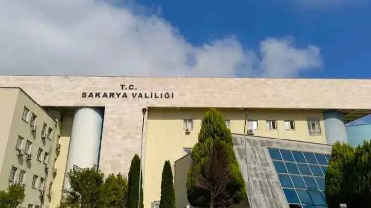 Sakarya Valiliği Yaralı Köpeği Çöpe Atan Şahsın Tespit Edildiğini Ve Adli Sürecin Başladığını Duyurdu