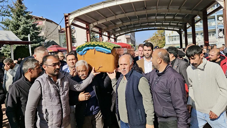 Yaşayan İnsan Hazinesi Davul Ustası Adem Göçer Son Yolculuğuna Uğurlandı