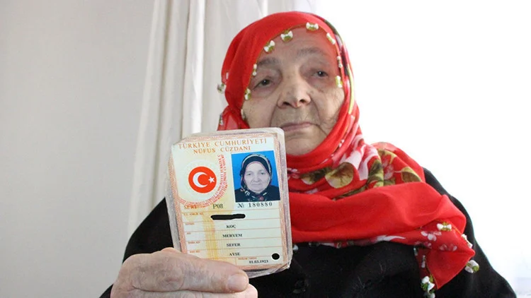 Cumhuriyetle Yaşıt Meryem Koç Yeni Kimliğine Evinde Kavuştu