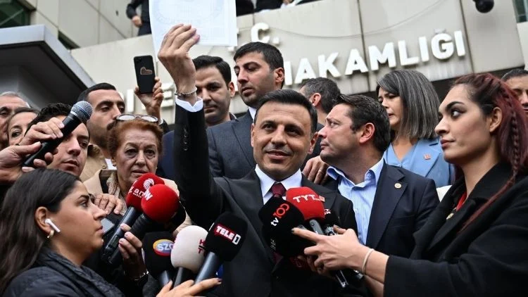 CHP İstanbul İl Başkanı Özgür Çelik Mazbatasını Alarak Görevine Resmen Başladı