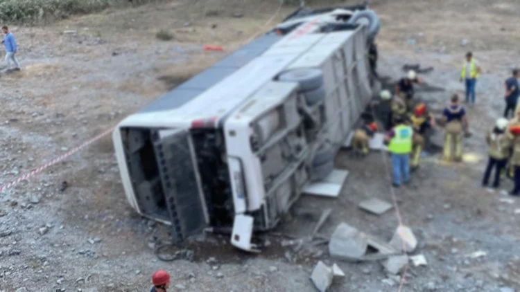 Afyonkarahisar’da Yolcu Otobüsünün Devrilmesi Sonucu 2 Kişi Hayatını Kaybetti 21 Kişi Yaralandı